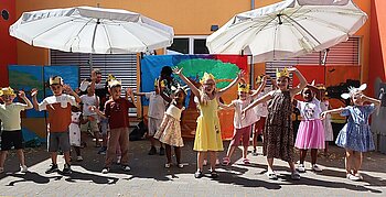 Kitakinder führen Tanz auf