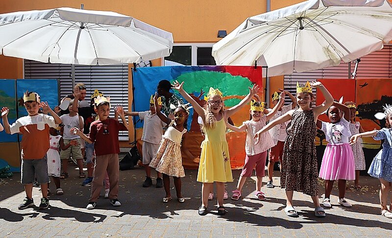 Gruppe von Kita-Kinder führt Tanz auf