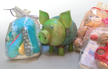 Sparschwein und Geschenke für Neugeborene