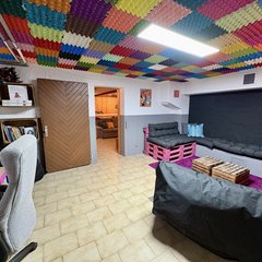 Blick in Raum mit bunter Decke und Sitzecke