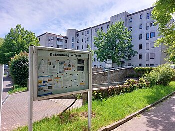 Schaukasten des Katzenberg-Treffs vor Gebäiude