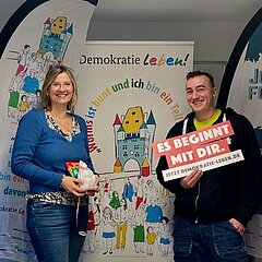 C. Müller-Stein und J. Fey präsentieren den Engagementpreis 2025