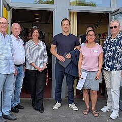 Koordinatorinnen mit Nico Haase und weiteren Unterstützern vor MGH Eingang