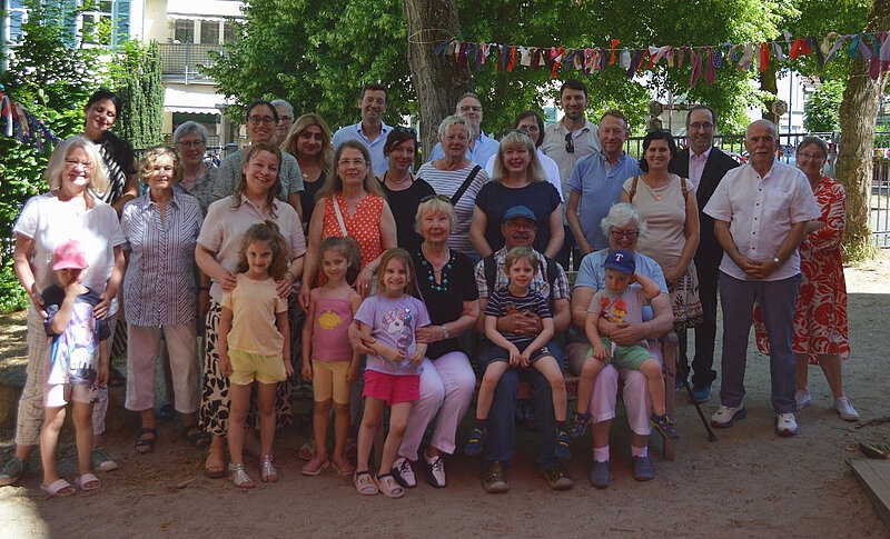 Gruppenbild aller Beteiligten im Außengelände Biebrich