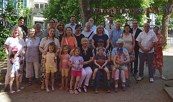 Gruppe von Erwachsenen und Kindern im Außengelände in Biebrich