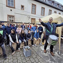 Schüler:innen und Trommelgruppe im Hof des MGH