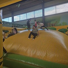 Fröhliche Kinder auf großem gelben Luftkissen