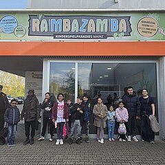 KIndergruppe vorm Eingang zum Spieleparadies