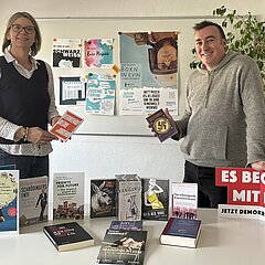 C. Müller-Stein und J. Fey hinter Büchertisch
