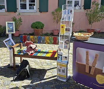 Stand der Diakonie mit bunter Babbelbank