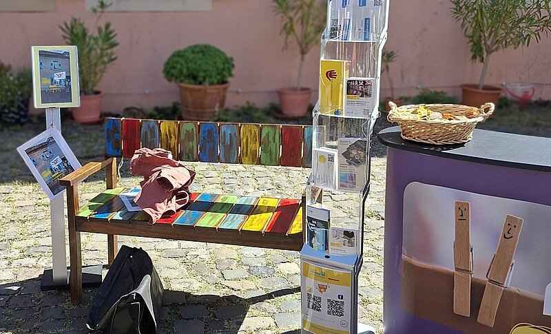 Stand der Diakonie mit bunter Babbelbank