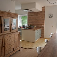 Wohnbereich mit großen Holztisch und Buffett