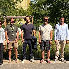 Koordinatorinnen und prominente Gäste vor Gemeinschaftsgarten
