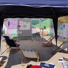 Strandliegen unter Pavillion im Sand