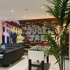 Tischkicker und Sofa vor Wand mit Graffiti