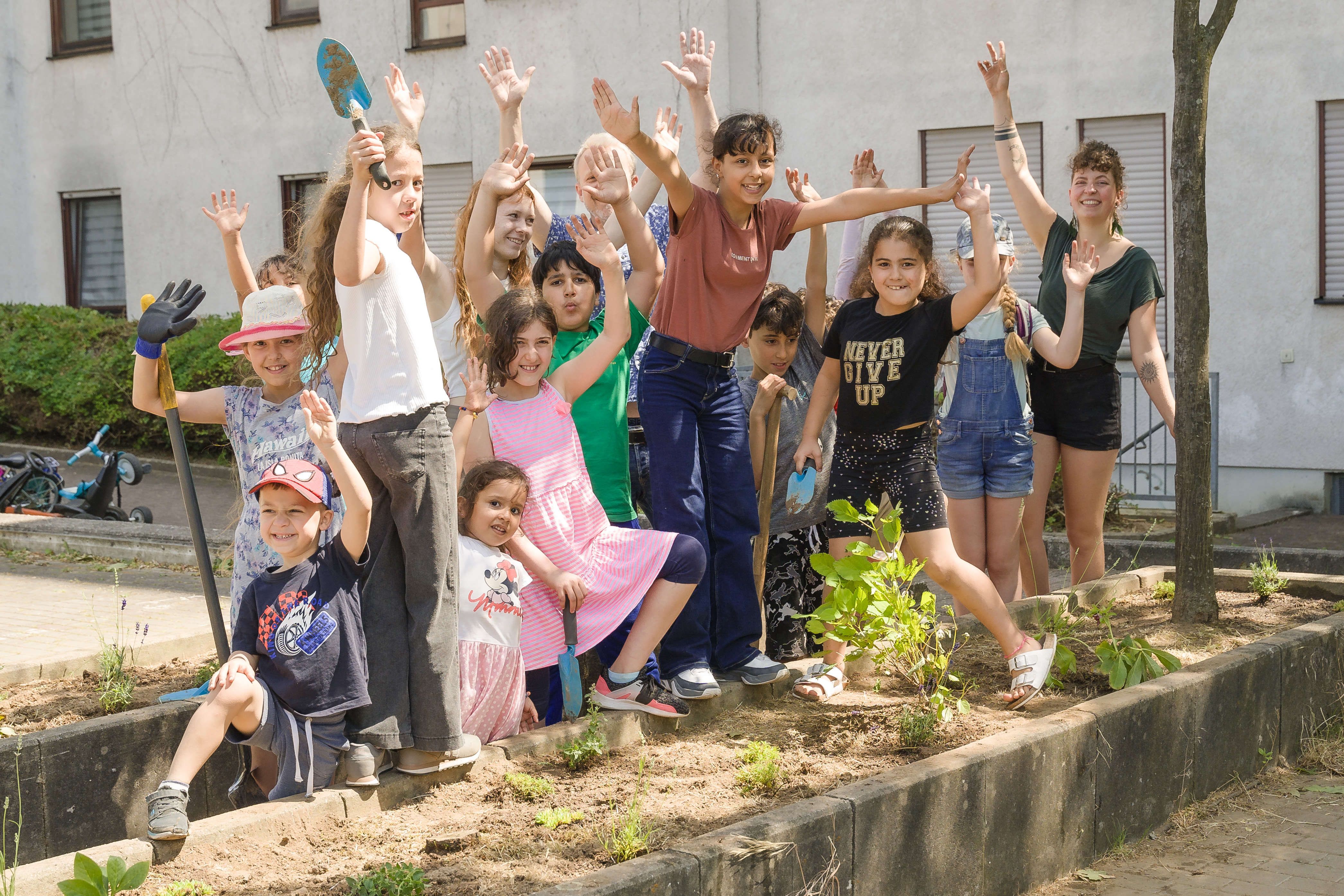Fröhliche Kindergruppe bei Pflanzaktion